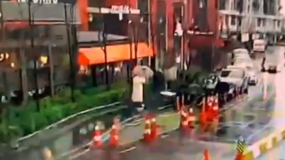 İstanbul'da fırtınada devrilen tabelanın altında kaldı