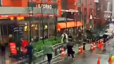 Beyoğlu'nda fırtınada kopan tabela can alıyordu