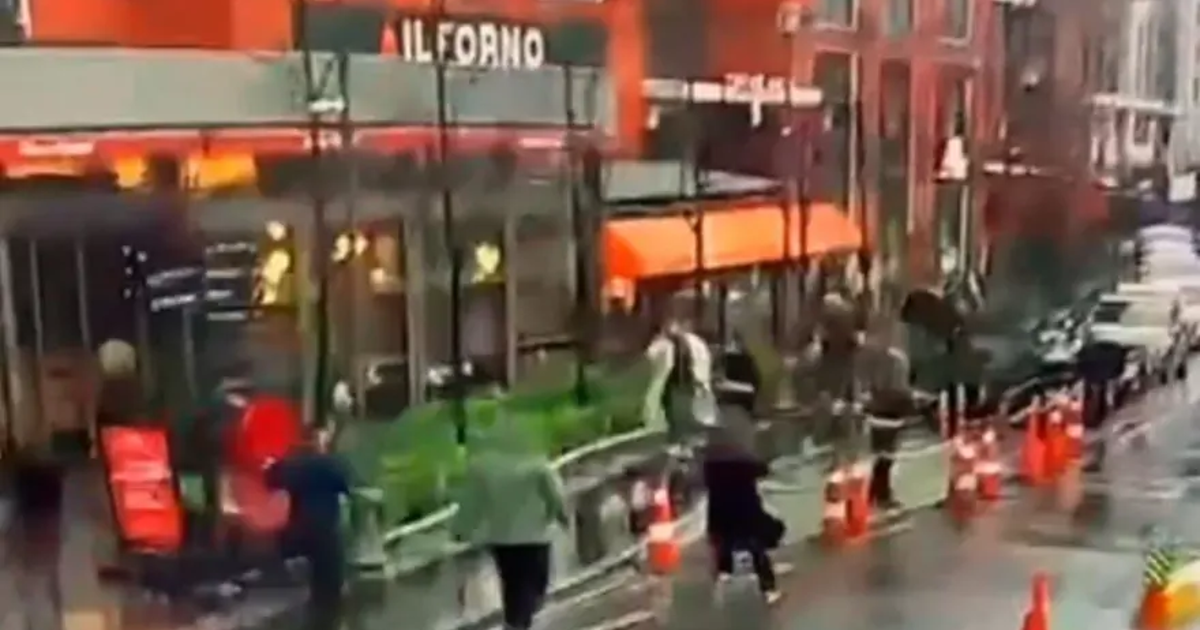 Beyoğlu'nda fırtınada kopan tabela can alıyordu