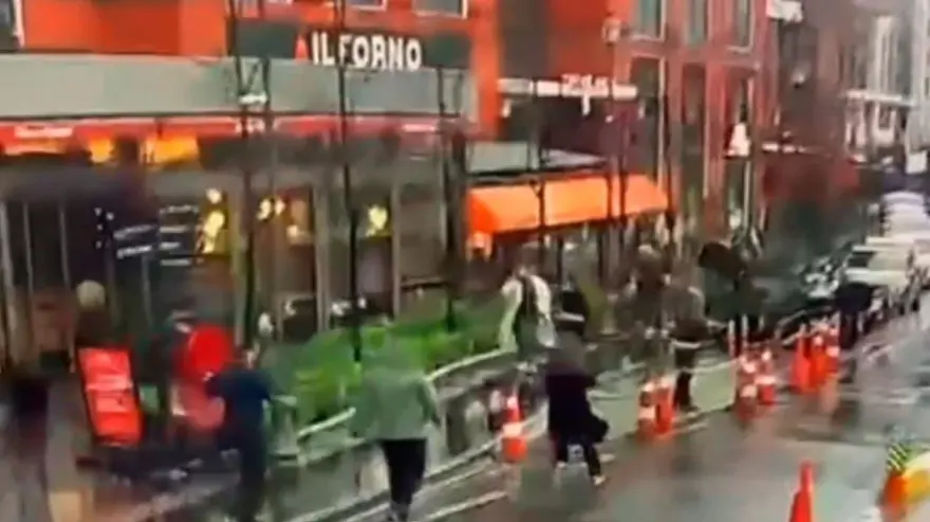 Beyoğlu'nda fırtınada kopan tabela can alıyordu