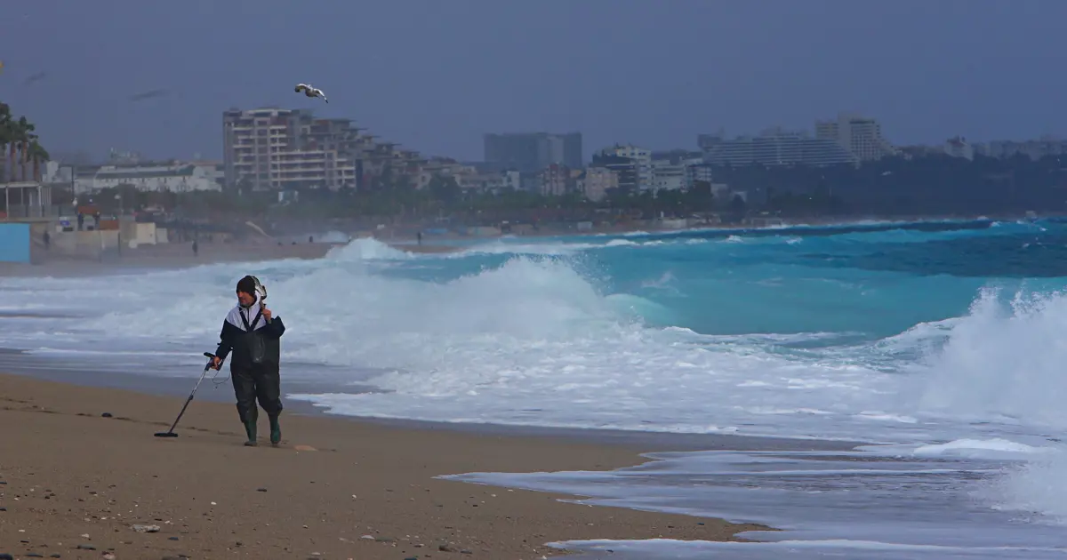 Define avcıları fırtınada iş başında. Dalgaların sahile sahile sürüklediklerini dedektörle aradılar