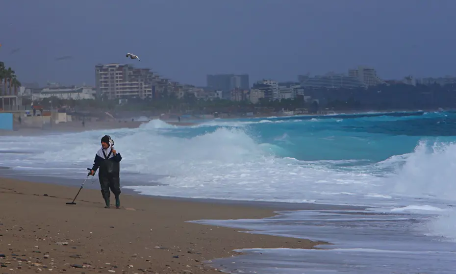 Define avcıları fırtınada iş başında. Dalgaların sahile sahile sürüklediklerini dedektörle aradılar