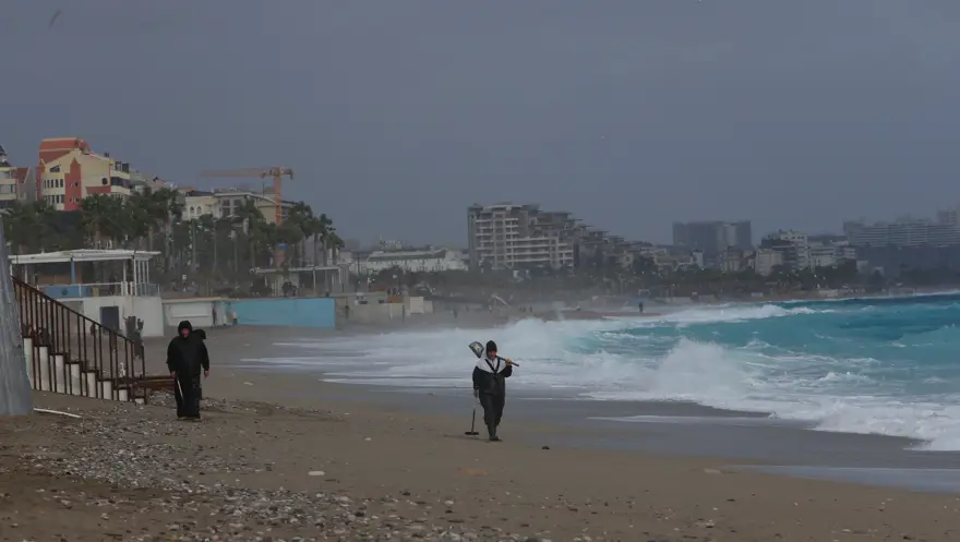 Define avcıları fırtınada iş başında. Dalgaların sahile sahile sürüklediklerini dedektörle aradılar 1