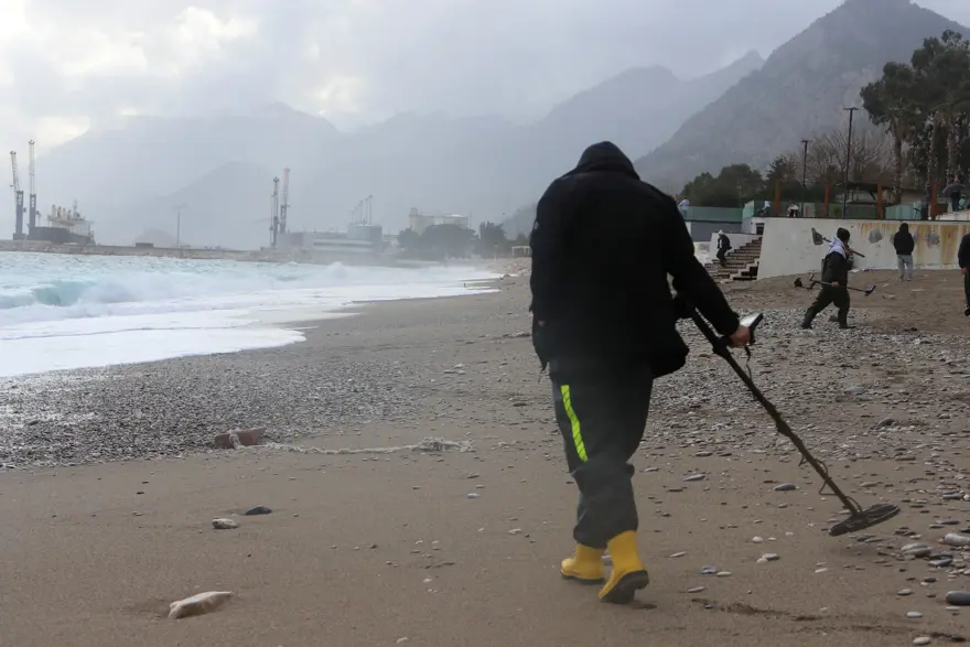 Define avcıları fırtınada iş başında. Dalgaların sahile sahile sürüklediklerini dedektörle aradılar 2