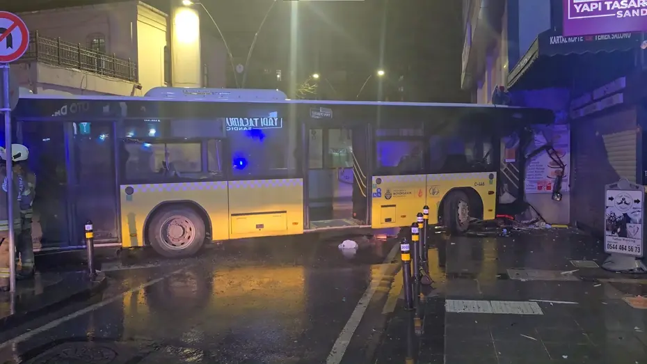 Kartal’da İETT otobüsü binaya çarptı: 6 yolcu yaralandı