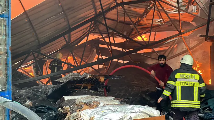 Mersin'de geri dönüşüm tesisinde yangın. Dumanlar gökyüzünü kapladı 4