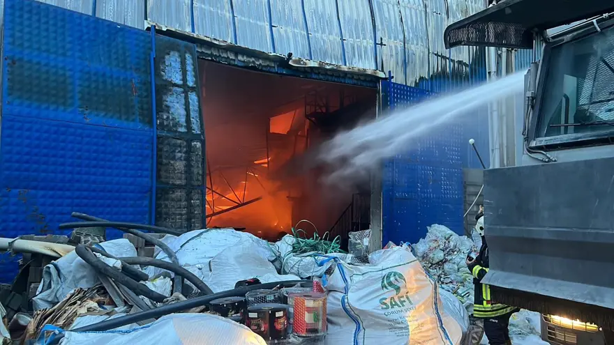 Mersin'de geri dönüşüm tesisinde yangın. Dumanlar gökyüzünü kapladı 2