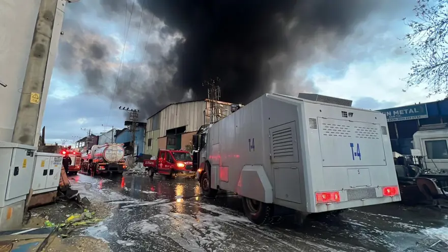 Mersin'de geri dönüşüm tesisinde yangın. Dumanlar gökyüzünü kapladı 5