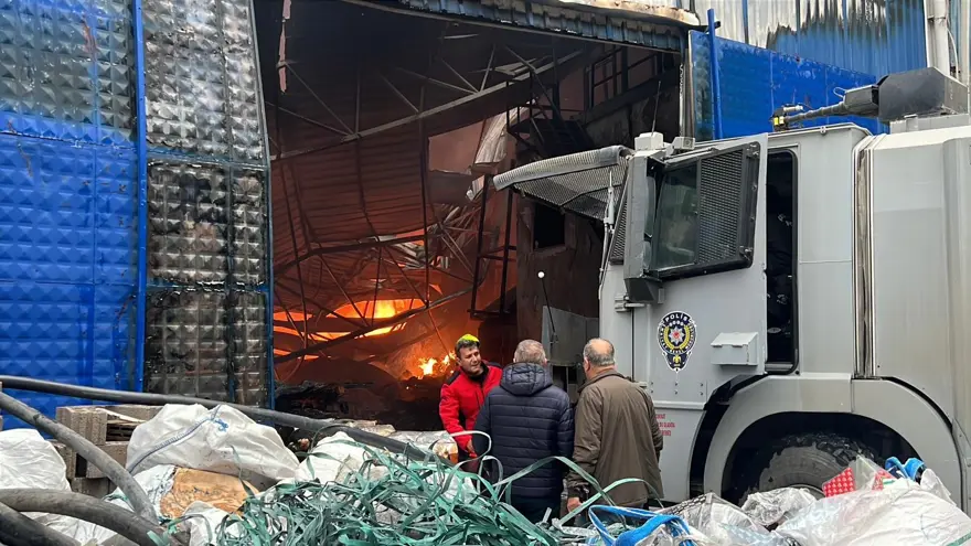 Mersin'de geri dönüşüm tesisinde yangın. Dumanlar gökyüzünü kapladı 
