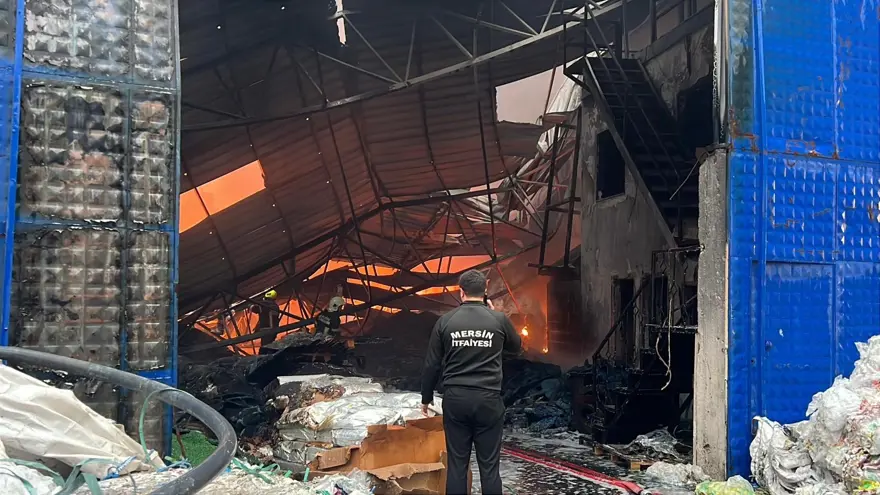 Mersin'de geri dönüşüm tesisinde yangın. Dumanlar gökyüzünü kapladı 1