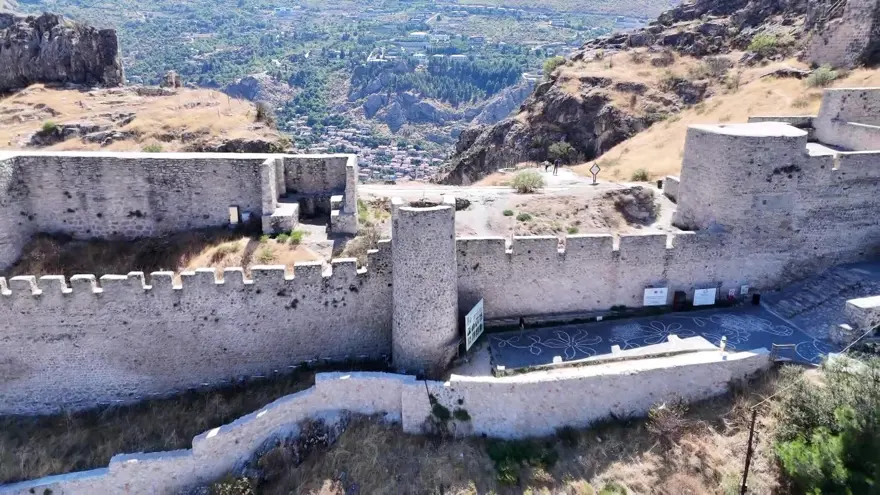 DUVARI DELİP, KALEDEN KAÇTI 2