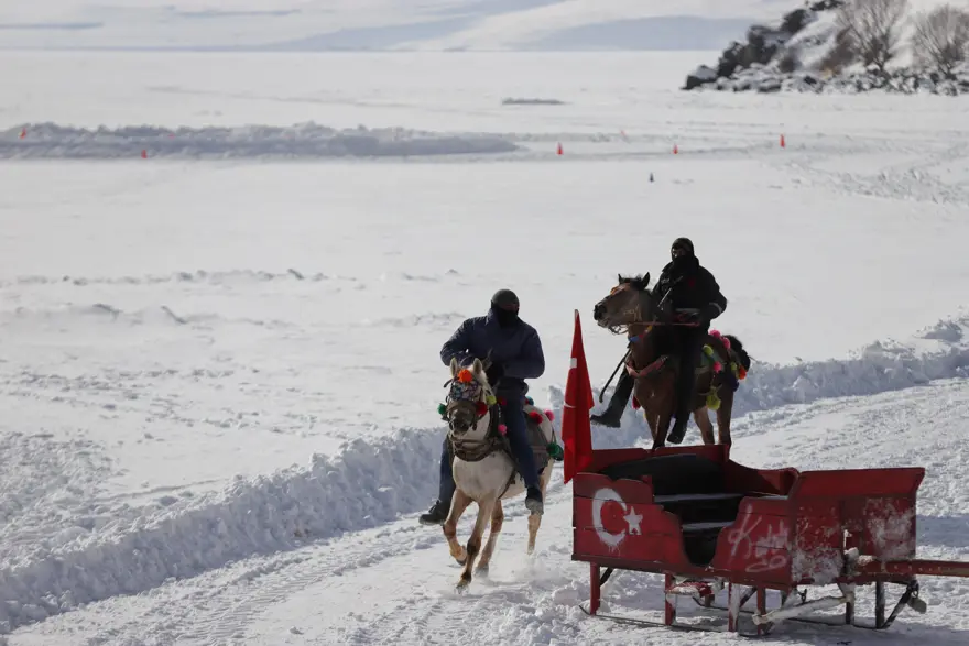 Doğu’nun beyaz büyüsü: Çıldır Gölü’nde atlı kızak keyfi  