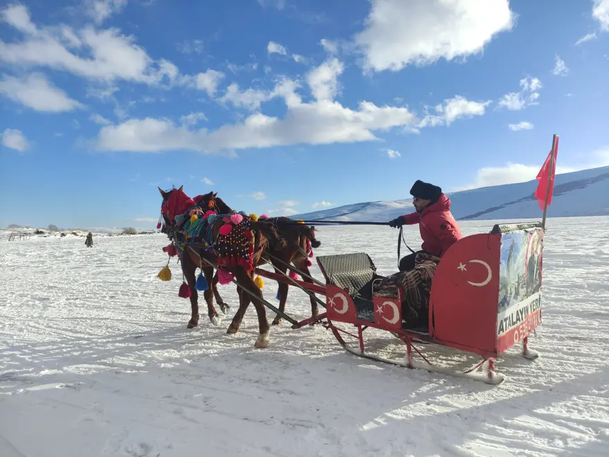 Doğu’nun beyaz büyüsü: Çıldır Gölü’nde atlı kızak keyfi  1