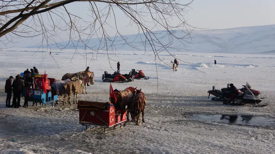 Doğu’nun beyaz büyüsü: Çıldır Gölü’nde atlı kızak keyfi  2