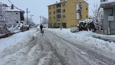 Kar yağdı, hayat durdu. Yollar kapandı, okullar tatil edildi