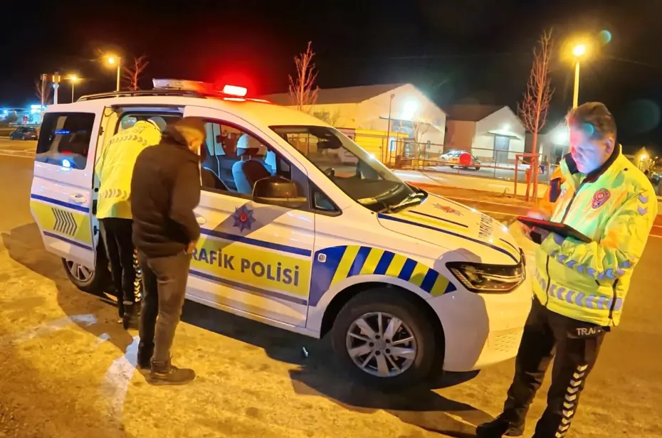 Alkollü araç kullanırken yakalandı, ehliyeti alındı, içmeyi sürdürdü