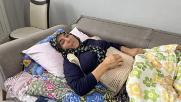 Kavgadaki yeğenini kurtarmak isterken darp edildi. "Vurun onu öldürün" diyerek dövmüşler