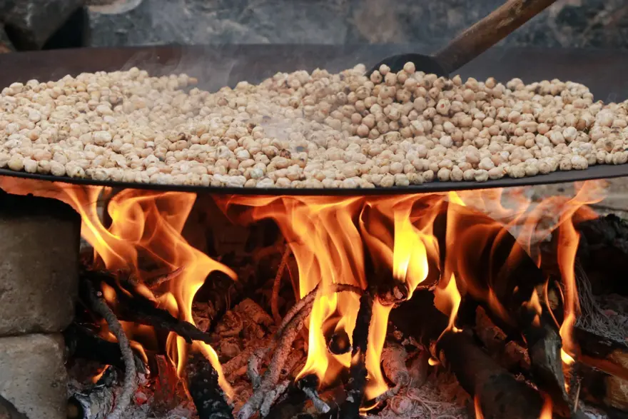 Pekmezle birlikte tüketiliyor. En az 6 saat pişmesi şart, asırlık lezzete talep yağıyor 6