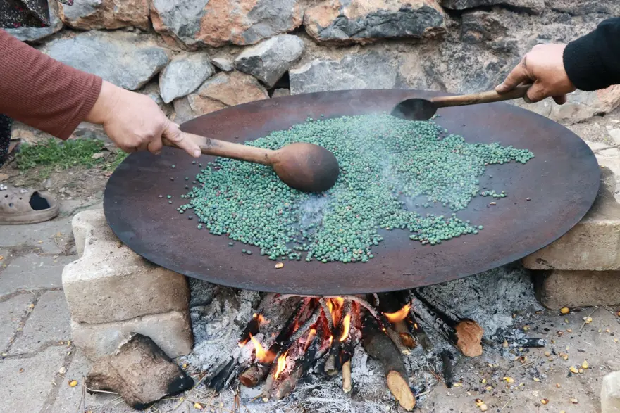 Pekmezle birlikte tüketiliyor. En az 6 saat pişmesi şart, asırlık lezzete talep yağıyor 2