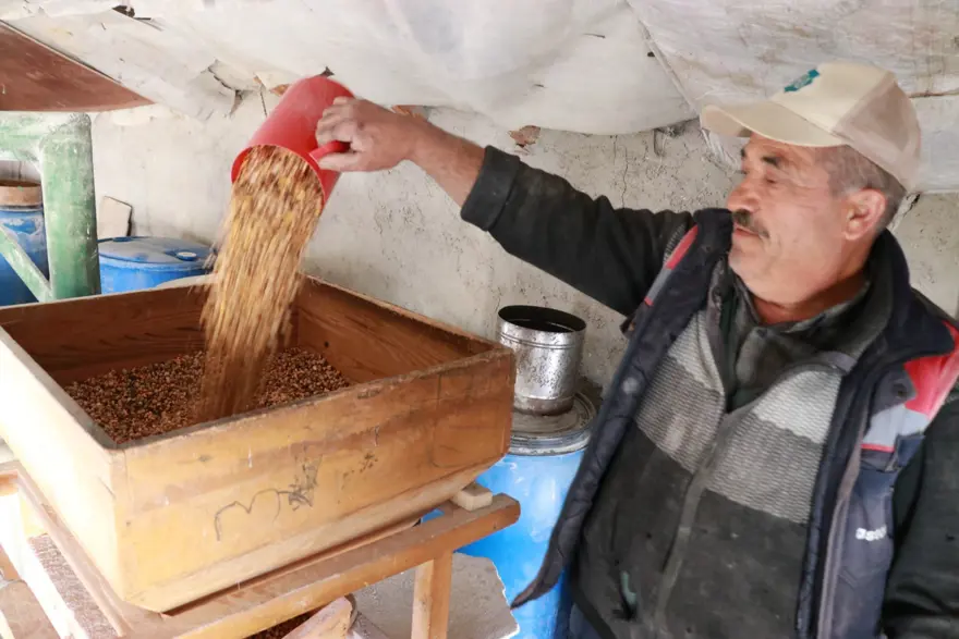 Pekmezle birlikte tüketiliyor. En az 6 saat pişmesi şart, asırlık lezzete talep yağıyor 1