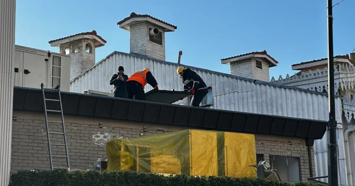 Bebek Sahili'nde yıkım sürüyor. Pastanedeki kaçak eklenti yıkıldı