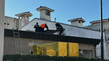 Bebek Sahili'nde yıkım sürüyor. Pastanedeki kaçak eklenti yıkıldı