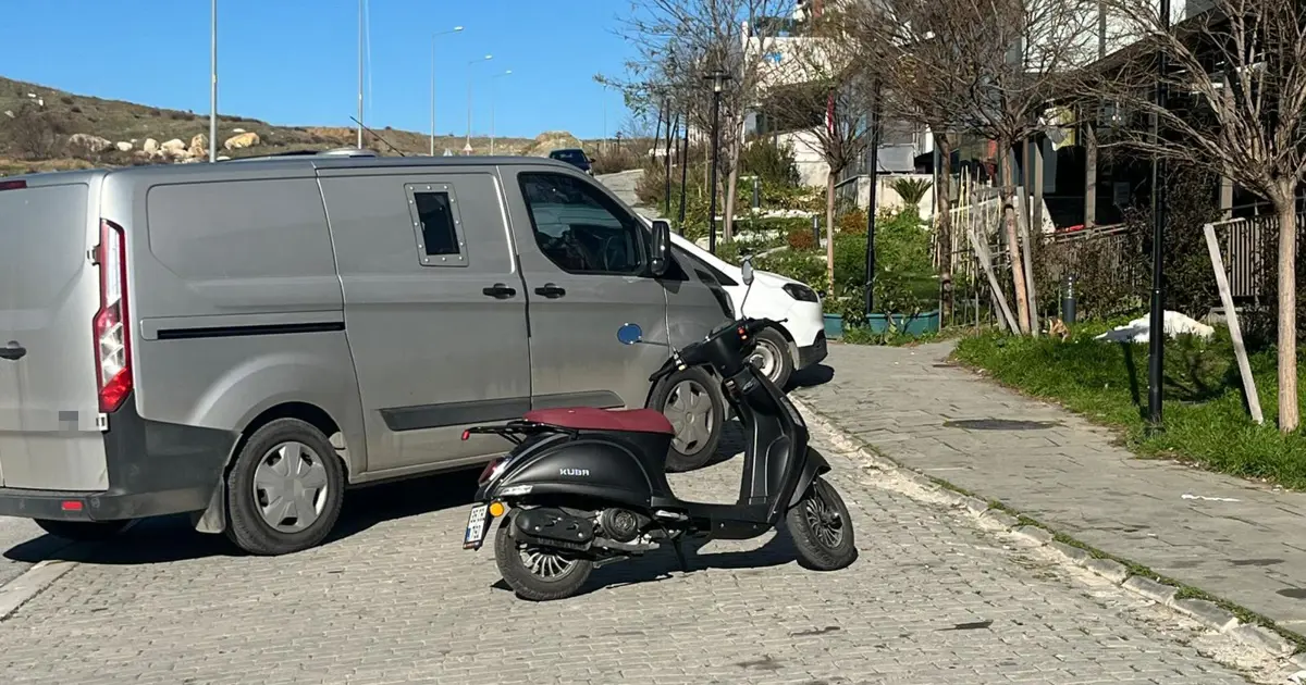 İzmir'de banka aracını soydular. Güvenlikleri kelepçeleyip 30 torba para çaldılar
