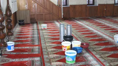201 yıllık cami her yağmurda aynı çileyi yaşıyor. Cemaat namaz kılmakta zorlanıyor