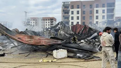 Elektrikli soba işçilerin kaldığı konteyneri yaktı