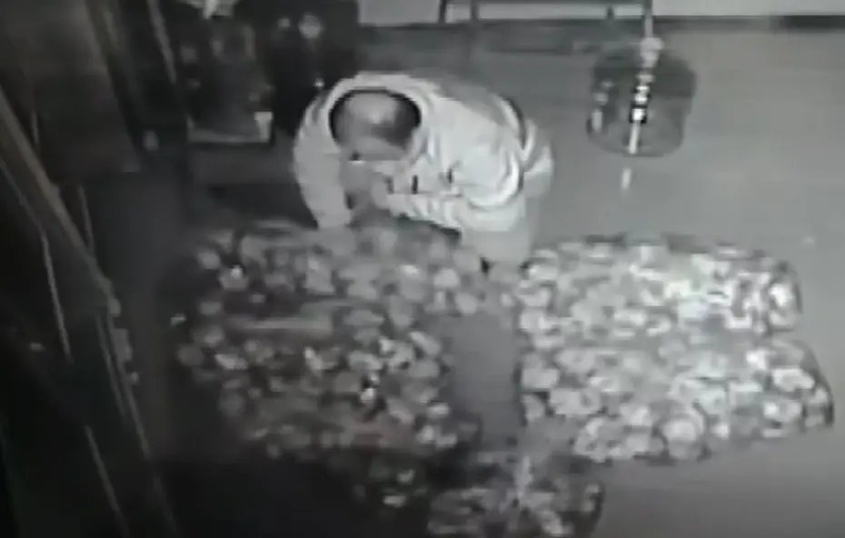 Rakip fırına şeytanın aklına gelmeyecek oyun. Geceleri çaldığı ekmekleri küflendirip geri getirdi