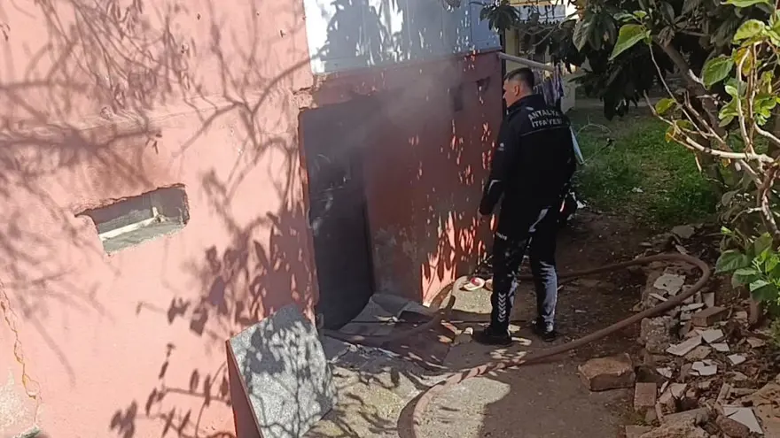 Antalya'da bodrum katta yangın paniği 1