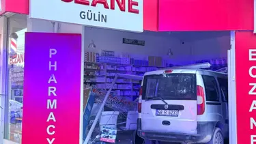 Fren yerine gaza basınca eczaneye girdi