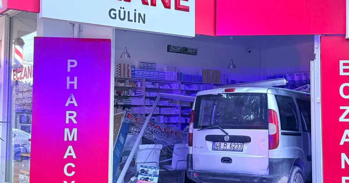 Fren yerine gaza basınca eczaneye girdi