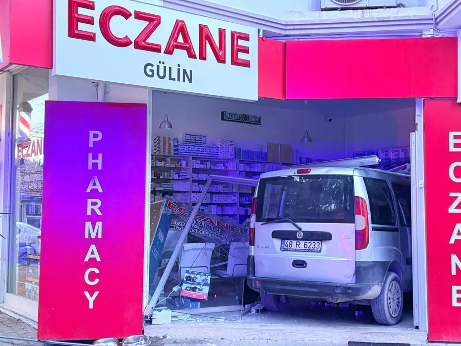 Fren yerine gaza basınca eczaneye girdi