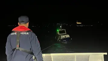 Çanakkale Boğazı'nda tekne sürüklendi. Üç kişi kurtarıldı