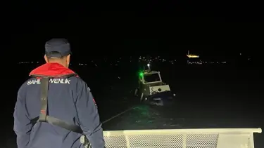 Çanakkale Boğazı'nda tekne sürüklendi. Üç kişi kurtarıldı