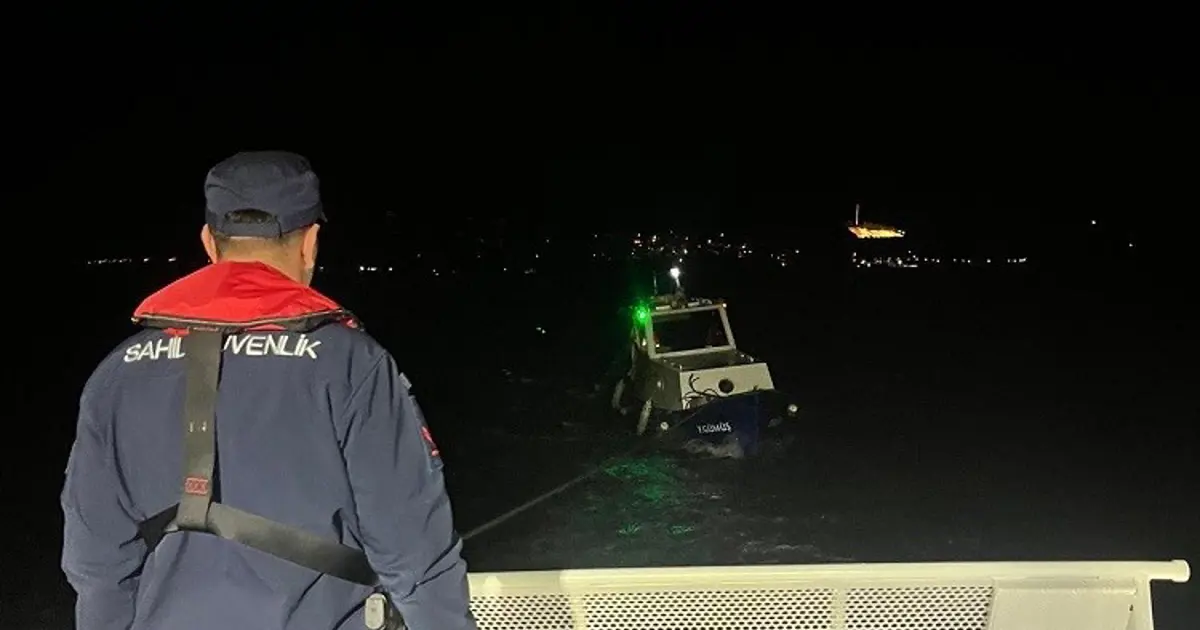 Çanakkale Boğazı'nda tekne sürüklendi. Üç kişi kurtarıldı