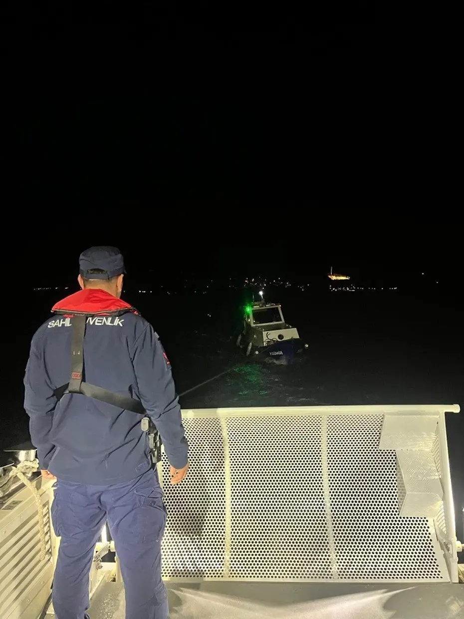 Çanakkale Boğazı’nda tekne sürüklendi. Üç kişi kurtarıldı
