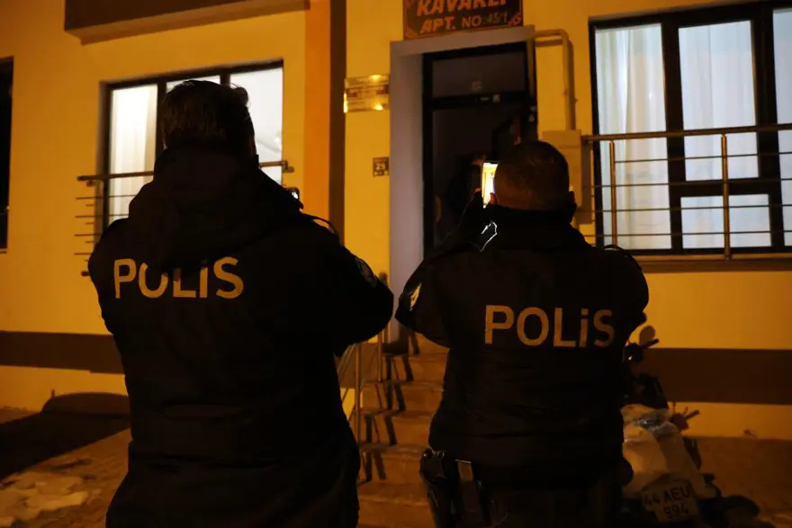 EV SAKİNLERİNDEN BİRİ UYANDI, FACİADAN DÖNÜLDÜ 1