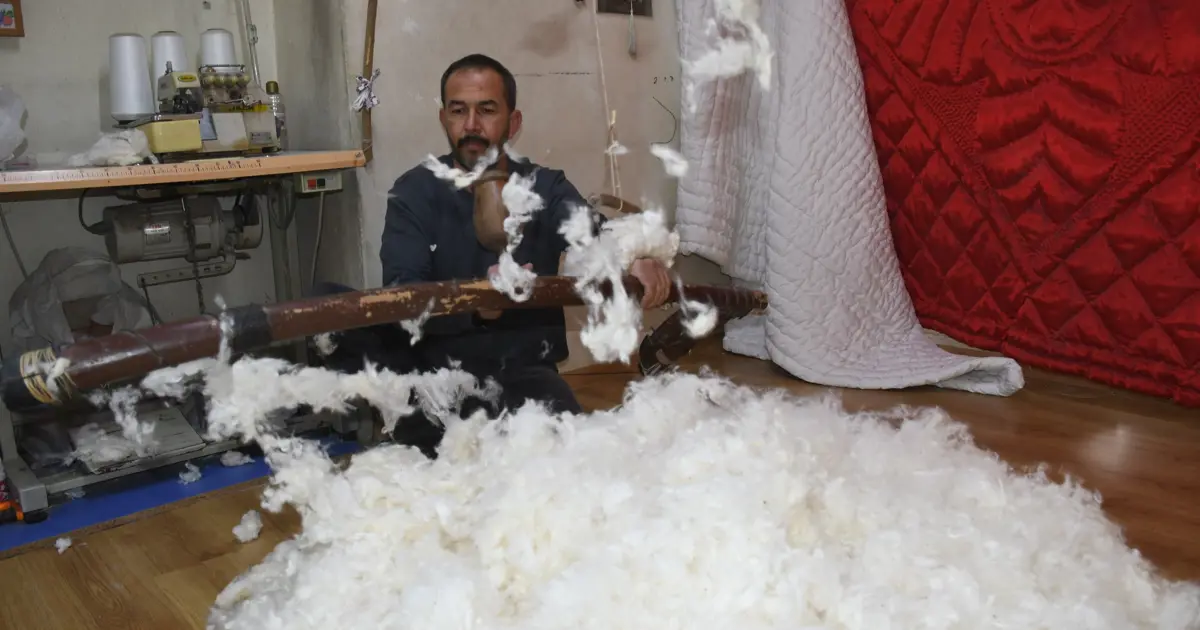 Gelişen teknolojiye rağmen yayı ve tokmağıyla hallaçlık yapıyor, gelecek kuşaklara miras bırakıyor