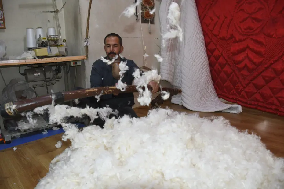 Gelişen teknolojiye rağmen yayı ve tokmağıyla hallaçlık yapıyor, gelecek kuşaklara miras bırakıyor