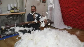 Gelişen teknolojiye rağmen yayı ve tokmağıyla hallaçlık yapıyor, gelecek kuşaklara miras bırakıyor