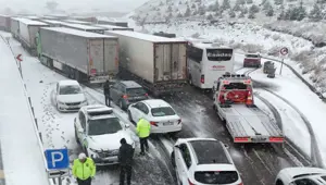 Erzincan'da tipi etkisini artırdı! Kar nedeniyle TIR'ların geçişine izin verilmiyor