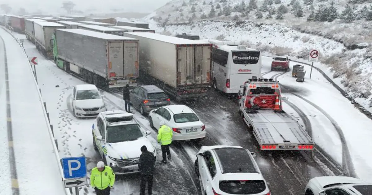 Erzincan'da tipi etkisini artırdı! Kar nedeniyle TIR'ların geçişine izin verilmiyor