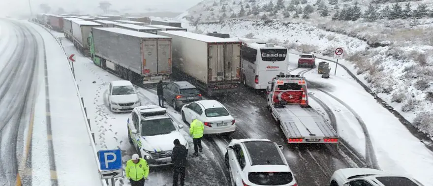 Erzincan'da tipi etkisini artırdı! Kar nedeniyle TIR'ların geçişine izin verilmiyor 1