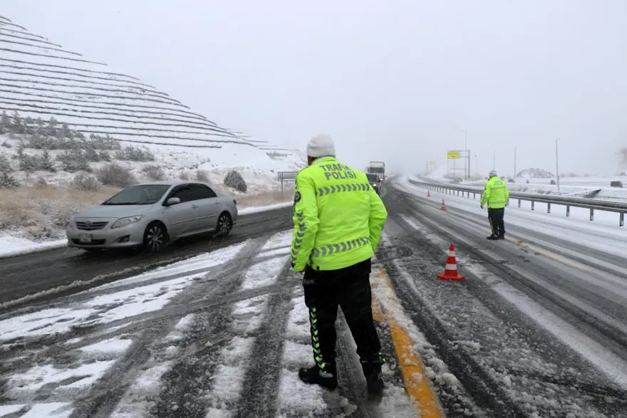 Erzincan'da tipi etkisini artırdı! Kar nedeniyle TIR'ların geçişine izin verilmiyor 
