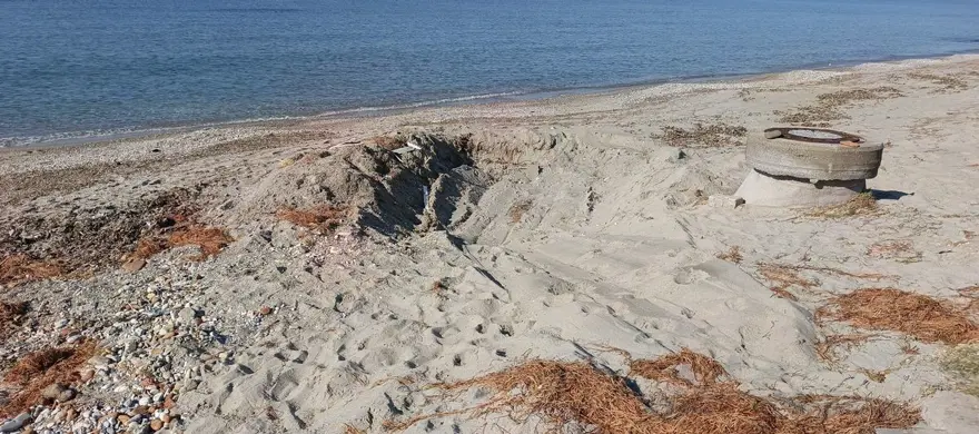 Fırtınadan sonra ortaya çıktı. Kol ve bacak kemikleri taşların arasına gizlenmiş 3