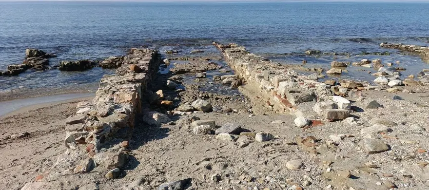 Fırtınadan sonra ortaya çıktı. Kol ve bacak kemikleri taşların arasına gizlenmiş 2