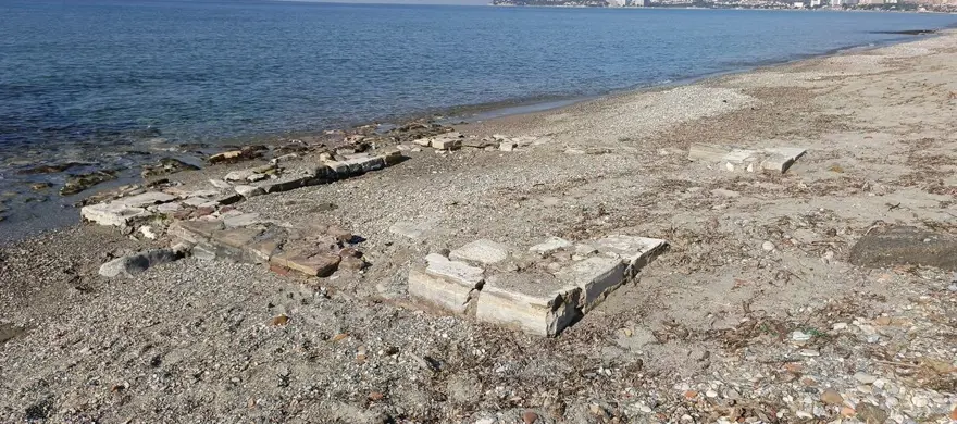 Fırtınadan sonra ortaya çıktı. Kol ve bacak kemikleri taşların arasına gizlenmiş 