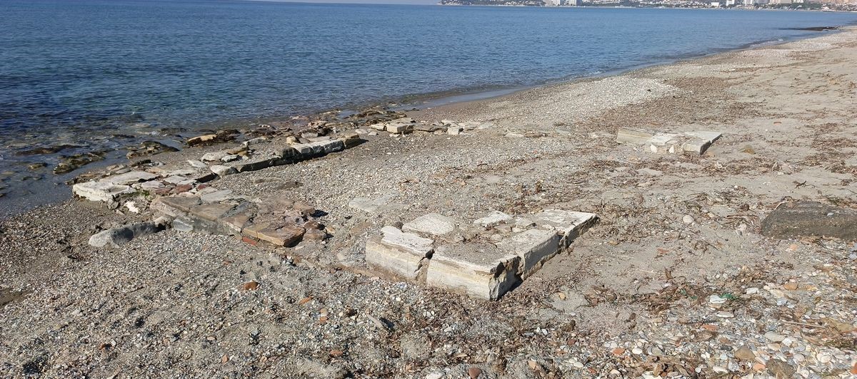 Fırtınadan sonra ortaya çıktı. Kol ve bacak kemikleri taşların arasına gizlenmiş